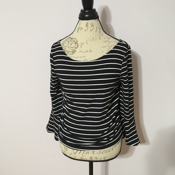 NWT cupcakes and cashmere Kacela Bell Sleeve Top - Picture 3 of 8